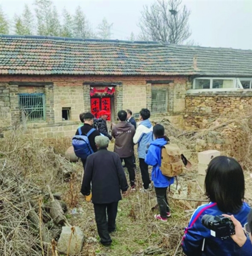 寻亲队伍探访烈士亲属二十多年前居住的老宅